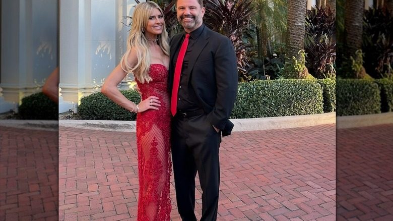 Christina Haack posant dans une robe rouge avec Christopher Larocca