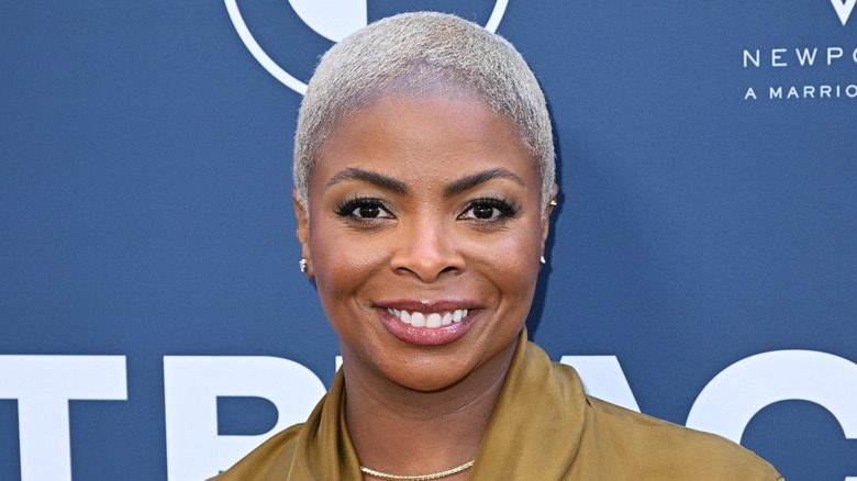 Janelle James aux cheveux platine