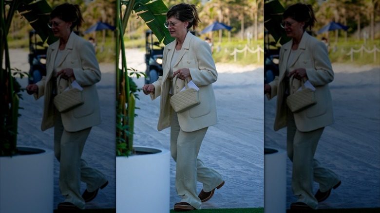 Maria Bartiromo en costume crème