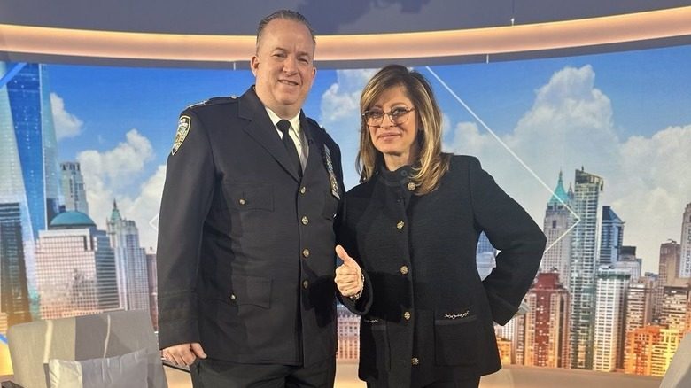 Maria Bartiromo dans une veste noire