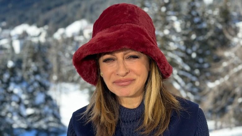 Maria Bartiromo dans un chapeau rouge en fourrure