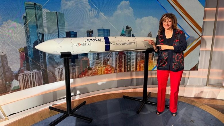 Maria Bartiromo porte un pantalon rouge