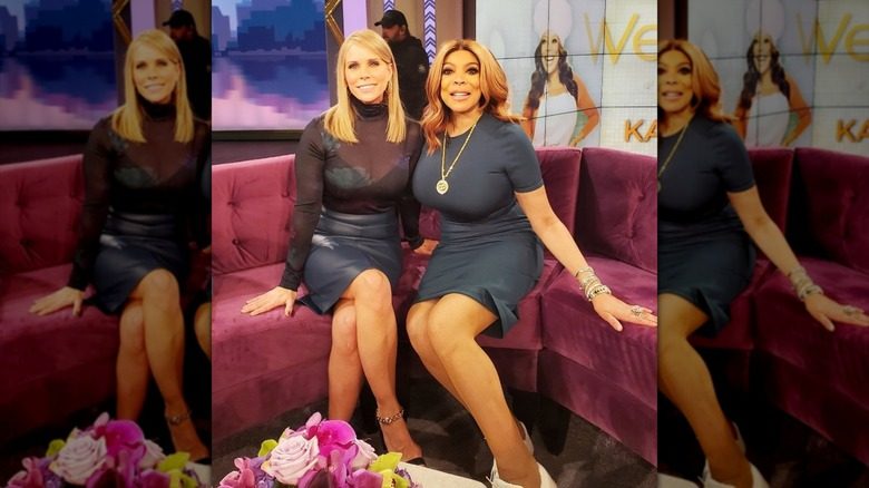 Cheryl Hines et Wendy Williams posant sur le canapé