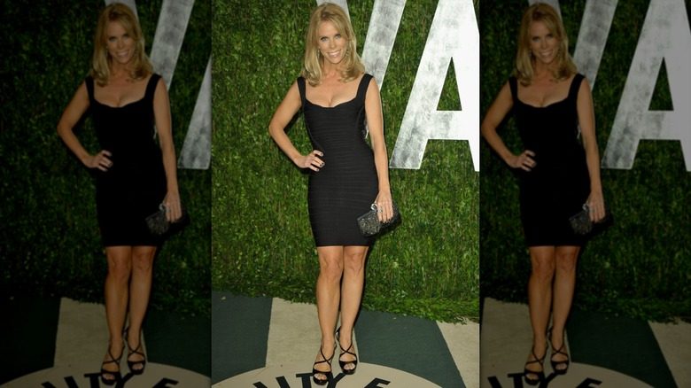 Cheryl Hines posant sur le tapis rouge dans une mini-robe noire