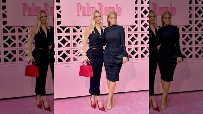 Cheryl Hines posant sur le tapis rouge dans une robe noire