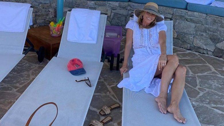 Cheryl Hines posant en Grèce dans une robe en dentelle blanche