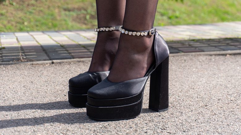 Talons plateforme à semelles hautes dans une rue en ciment