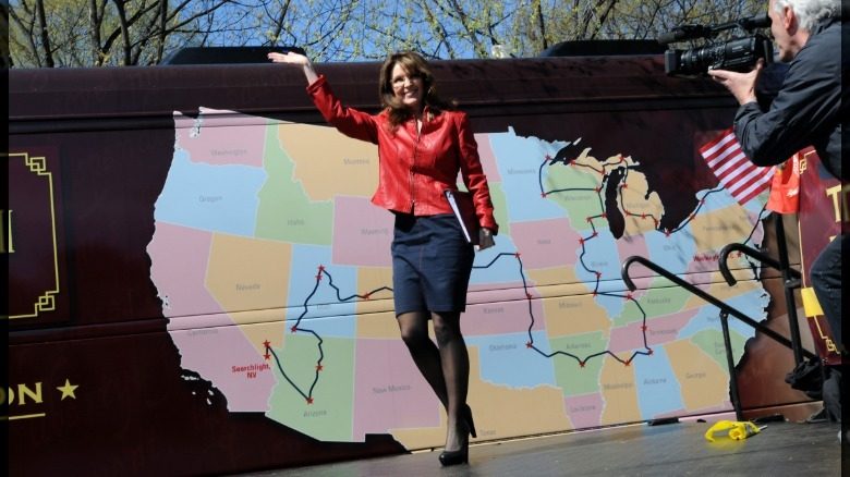 Sarah Palin salue depuis la scène dans une veste en cuir