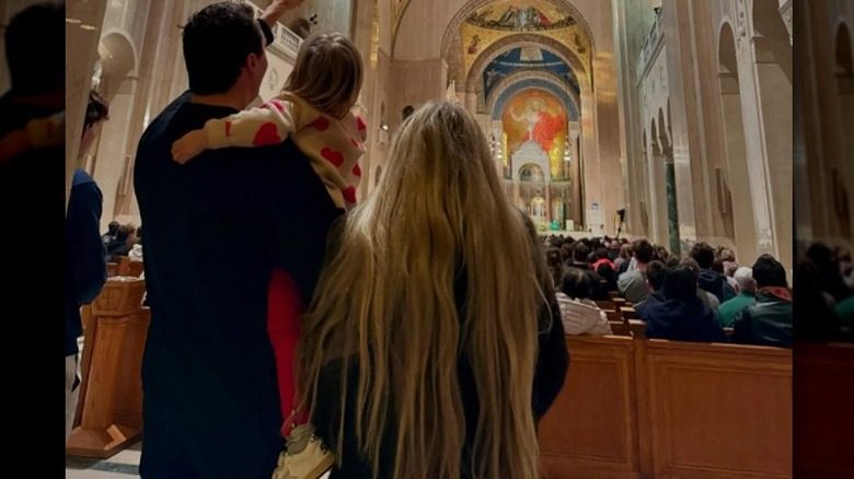 Erika Kirk visite une église avec sa famille