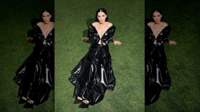 Katy Perry dans une robe noire brillante