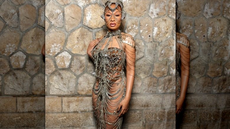 Megan Thee Stallion porte une tenue haute couture avec un casque unique