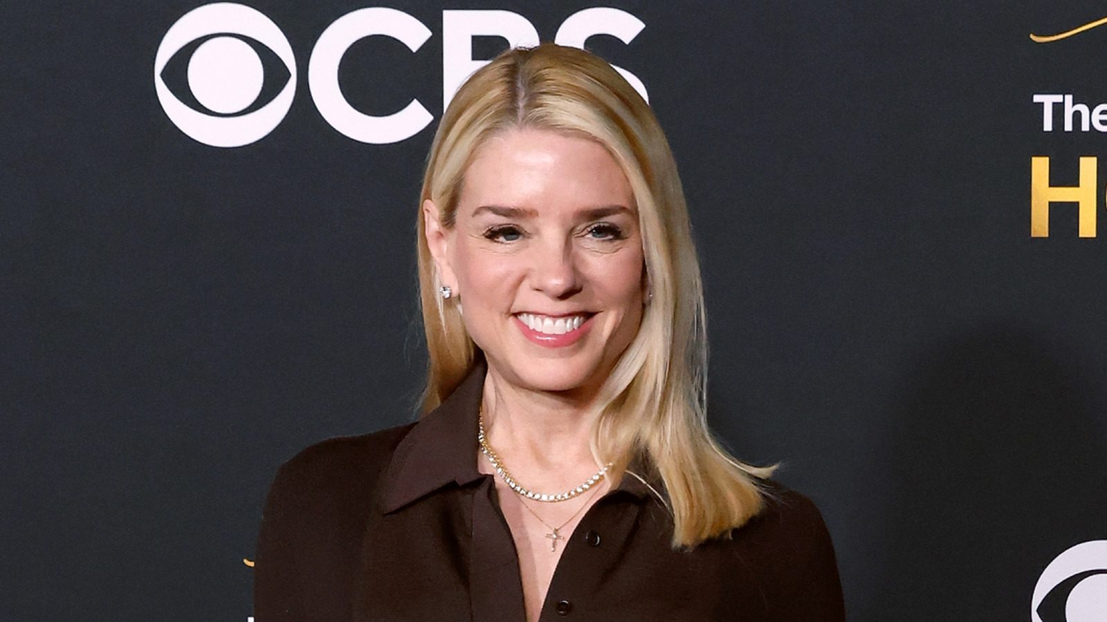 Pam Bondi est méconnaissable sur une ancienne photo de campagne (mais son style préféré n'a pas changé)