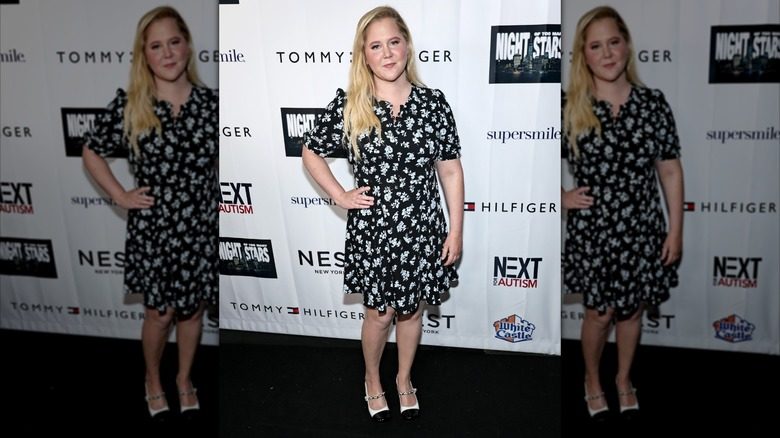 Amy Schumer en robe à fleurs