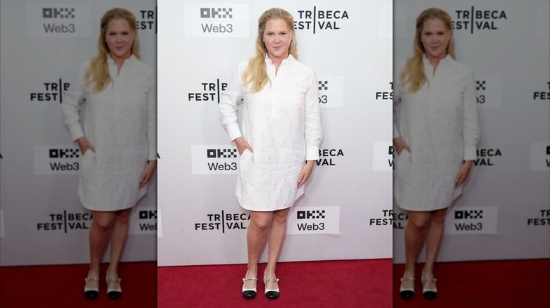 Amy Schumer dans une robe chemise blanche