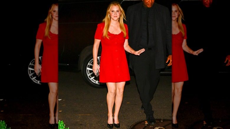 Amy Schumer porte une robe rouge