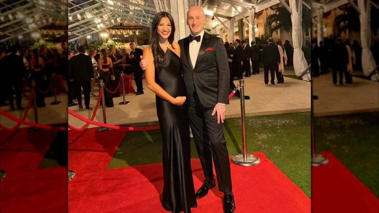 Katie et Stephen Miller portent du noir