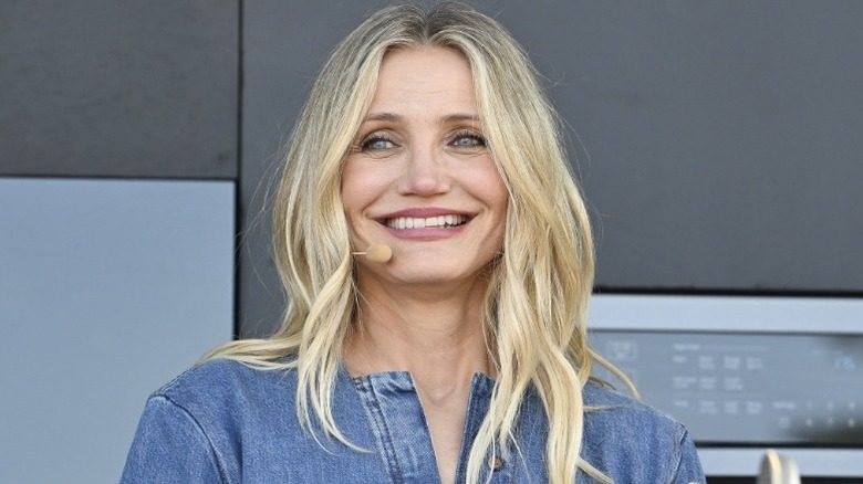 Cameron Diaz sourit à la foule en parlant de sa marque de vin biologique