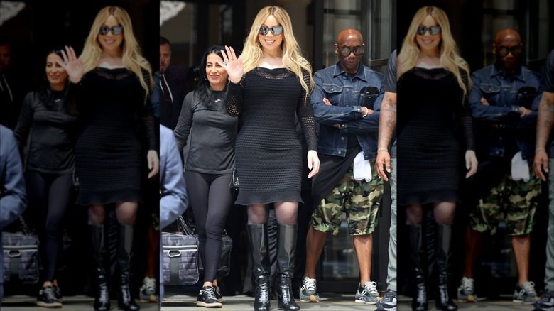 Mariah Carey porte une robe noire en tricot