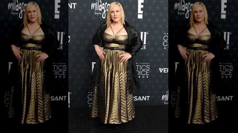 Patricia Arquette posant pour des photos avec ses mains sur ses hanches
