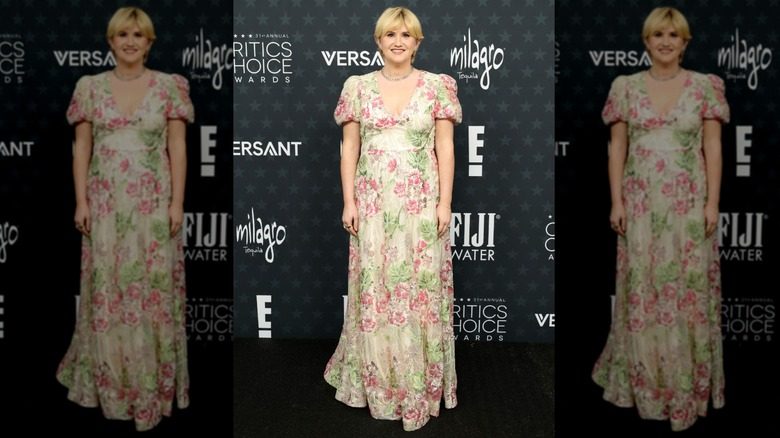Jillian Bell sourit pour des photos aux Critics Choice Awards