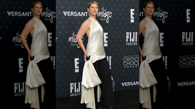 Jessie Buckley pose pour des photos aux Critics Choice Awards