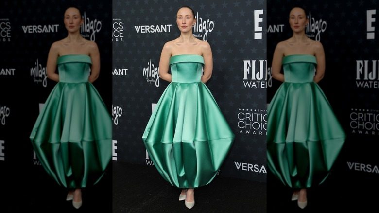 Erin Doherty pose sur le tapis rouge