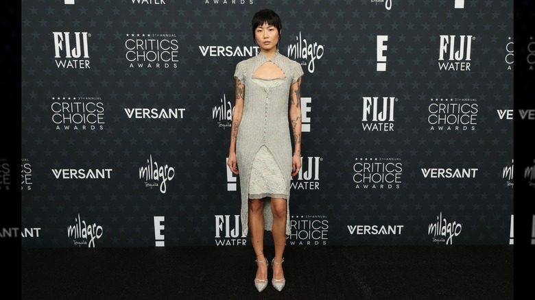 May Hong foule le tapis rouge des Critics Choice Awards