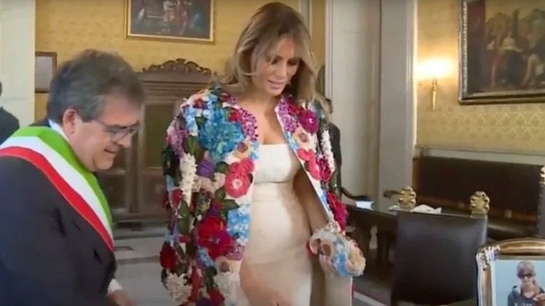Melania Trump portait une médaille de 51 000 $ lors d'un voyage officiel en Italie