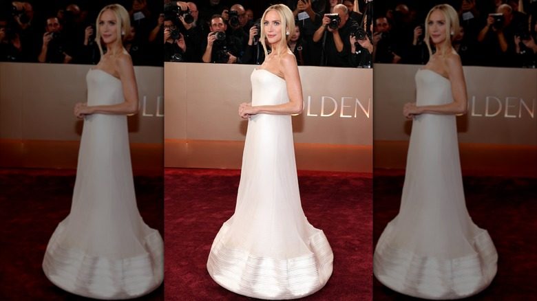 Brittany Snow pose en marchant sur le tapis rouge des Golden Globes