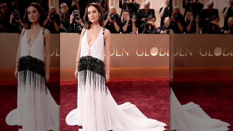 Zoey Deutch représente les photos aux Golden Globes
