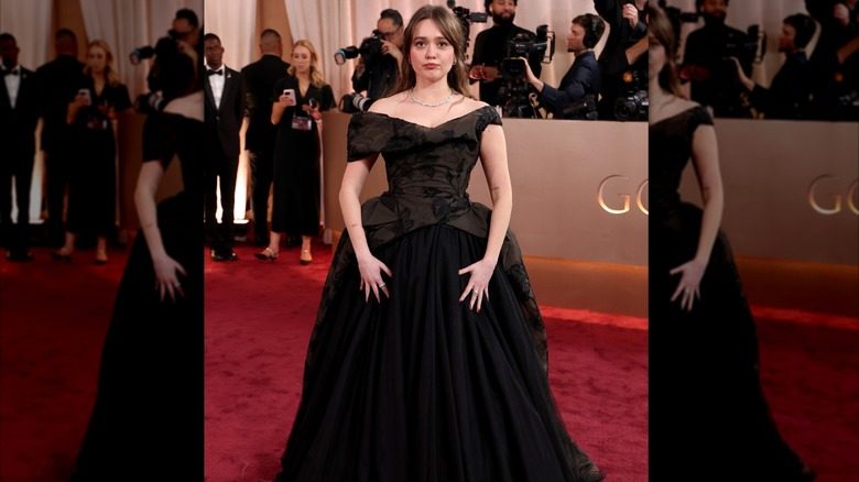 Aimee Lou Wood pose pour des photos aux Golden Globes