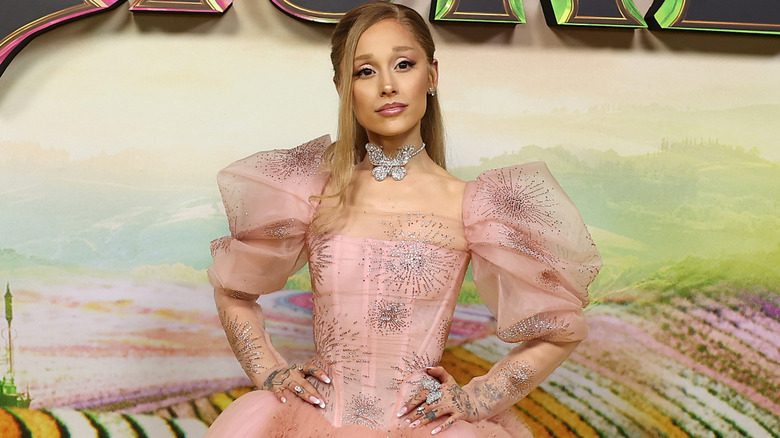 Ariana Grande posant dans une robe rose