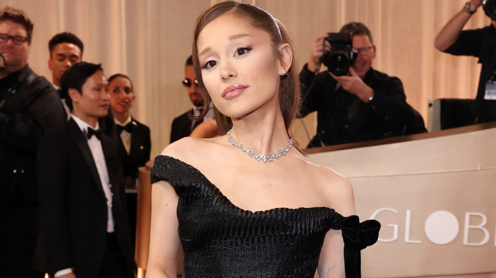 La robe d'Ariana Grande aux Golden Globes 2026 a plus de sens qu'il n'y paraît