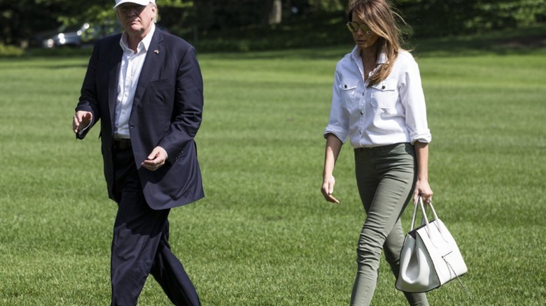 Melania Trump porte un sac à main Celine Phantom