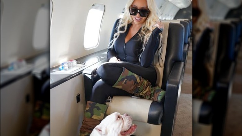 Bunnie Xo volant dans un avion privé avec son chien