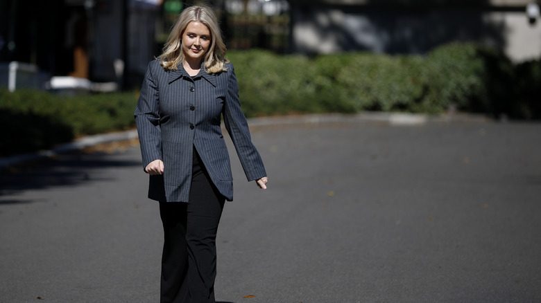 Karoline Leavitt porte un blazer oversize à fines rayures