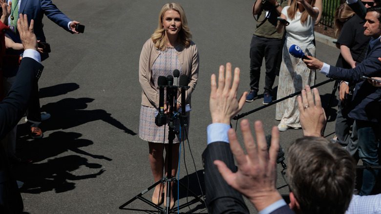 Karoline Leavitt dans une tenue beige terne et démodée