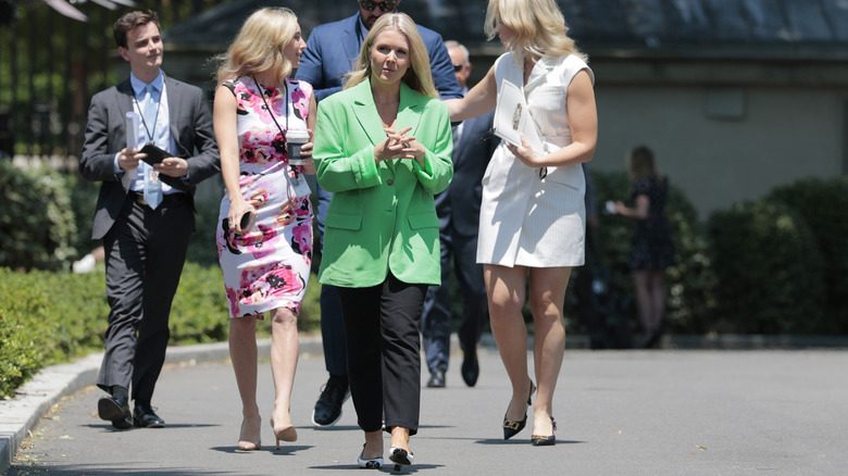 Karoline Leavitt porte un blazer vert mal ajusté avec des chaussures qui ne correspondent pas
