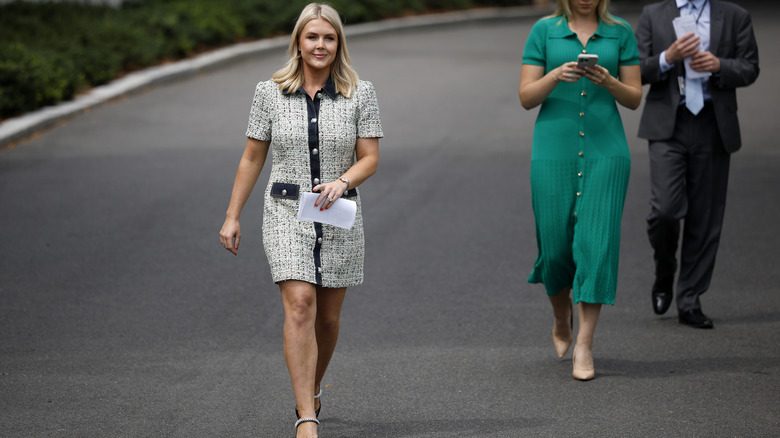 Karoline Leavitt porte une robe démodée