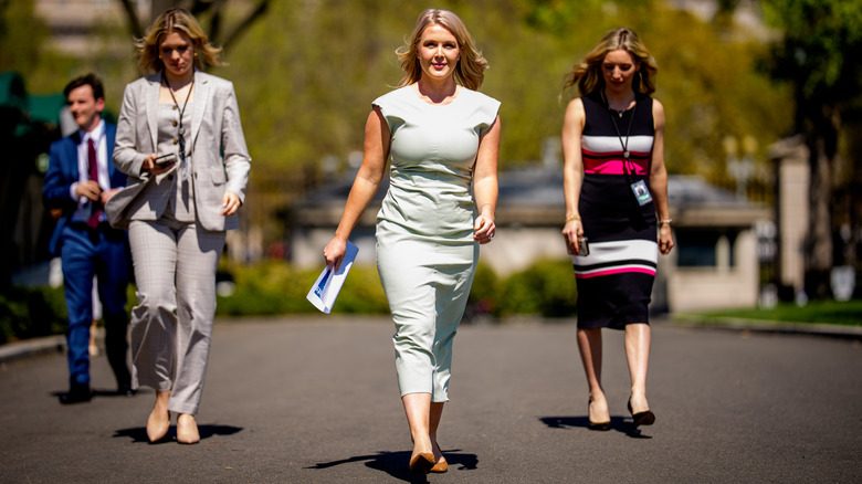 Karoline Leavitt porte une robe fourreau ennuyeuse
