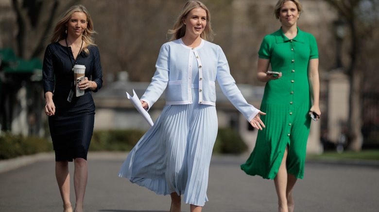 Karoline Leavitt porte une robe bleue démodée et miteuse