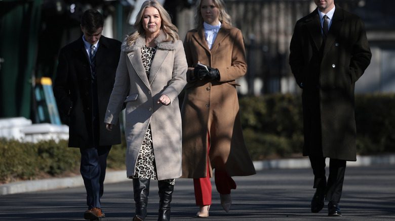 Karoline Leavitt porte des tenues avec trop de couches et trop peu de style
