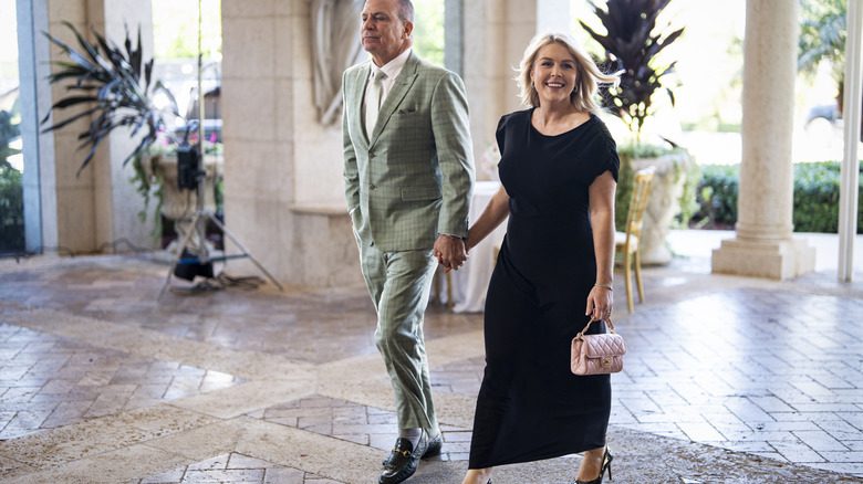 Karoline Leavitt porte une tenue noire sans touche de couleur