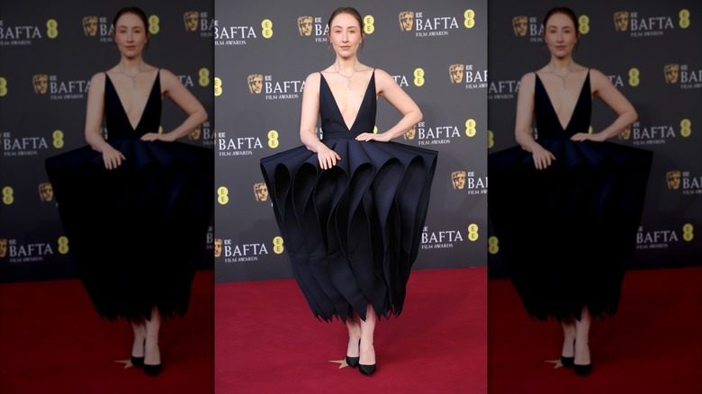 Erin Doherty sur le tapis rouge des BAFTA 2026
