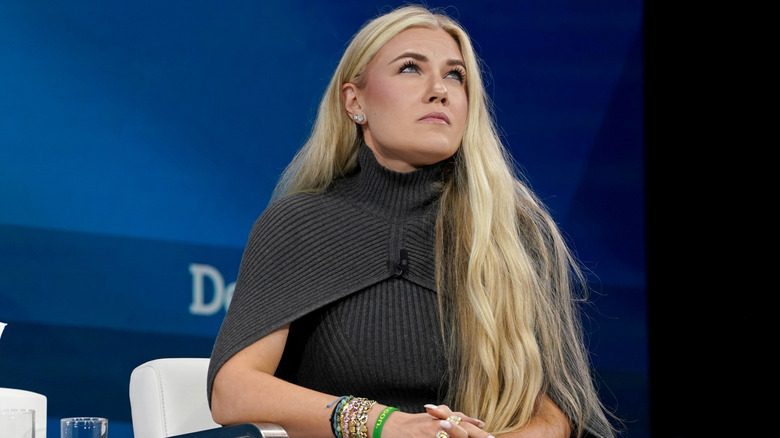 Erika Kirk dans une robe pull grise