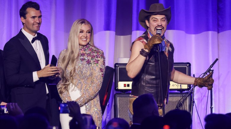 Charlie Kirk, Erika Kirk et le chanteur Sergio sur scène lors du bal de la veille de l'inauguration 2025