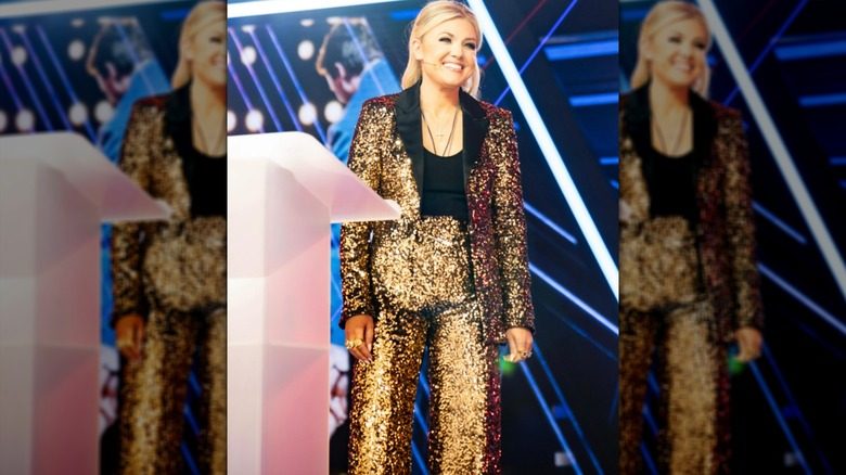 Erika Kirk prend la parole sur un podium sur scène