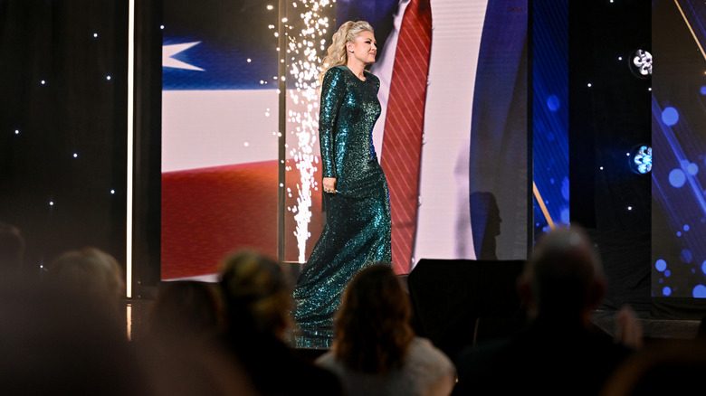 Erika Kirk monte sur scène aux Fox Nation Patriot Awards 2025