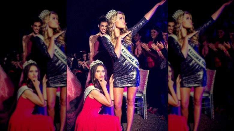 Erika Kirk pose pour une photo idiote lors d'un concours