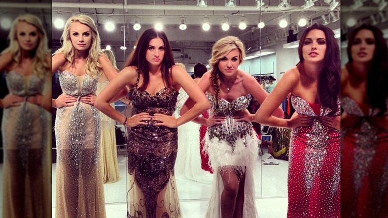 Erika Kirk et d'autres candidats au concours essaient des robes côte à côte